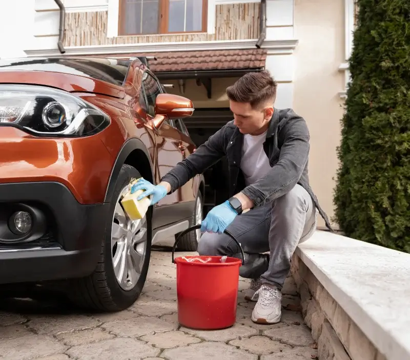 Lavage auto à domicile Conlie : professionnel intervenant sur un véhicule